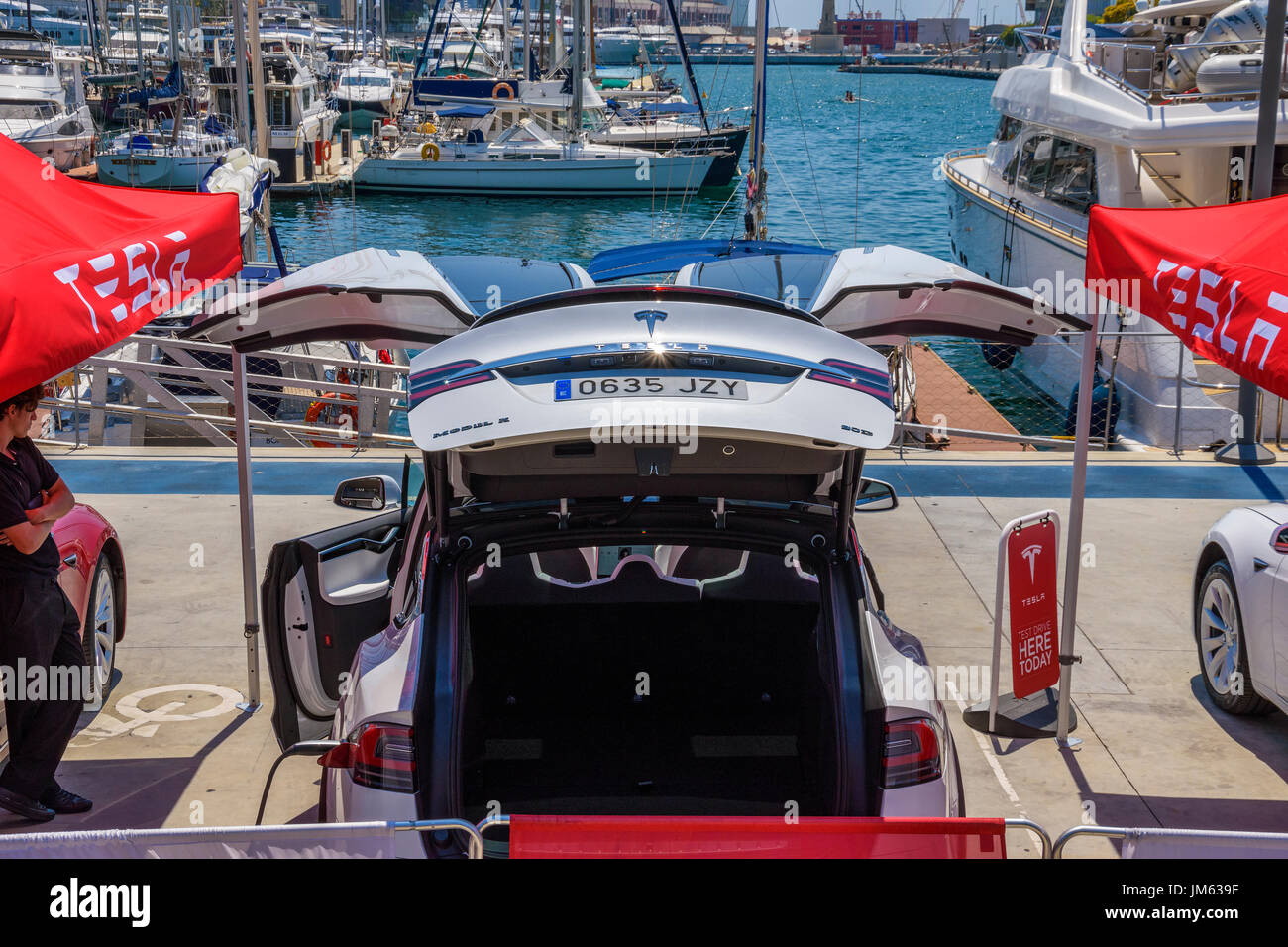 Le nouveau modèle Tesla Model S et x sont exposés dans la ville de Barcelone le 21 juin 2017 Banque D'Images