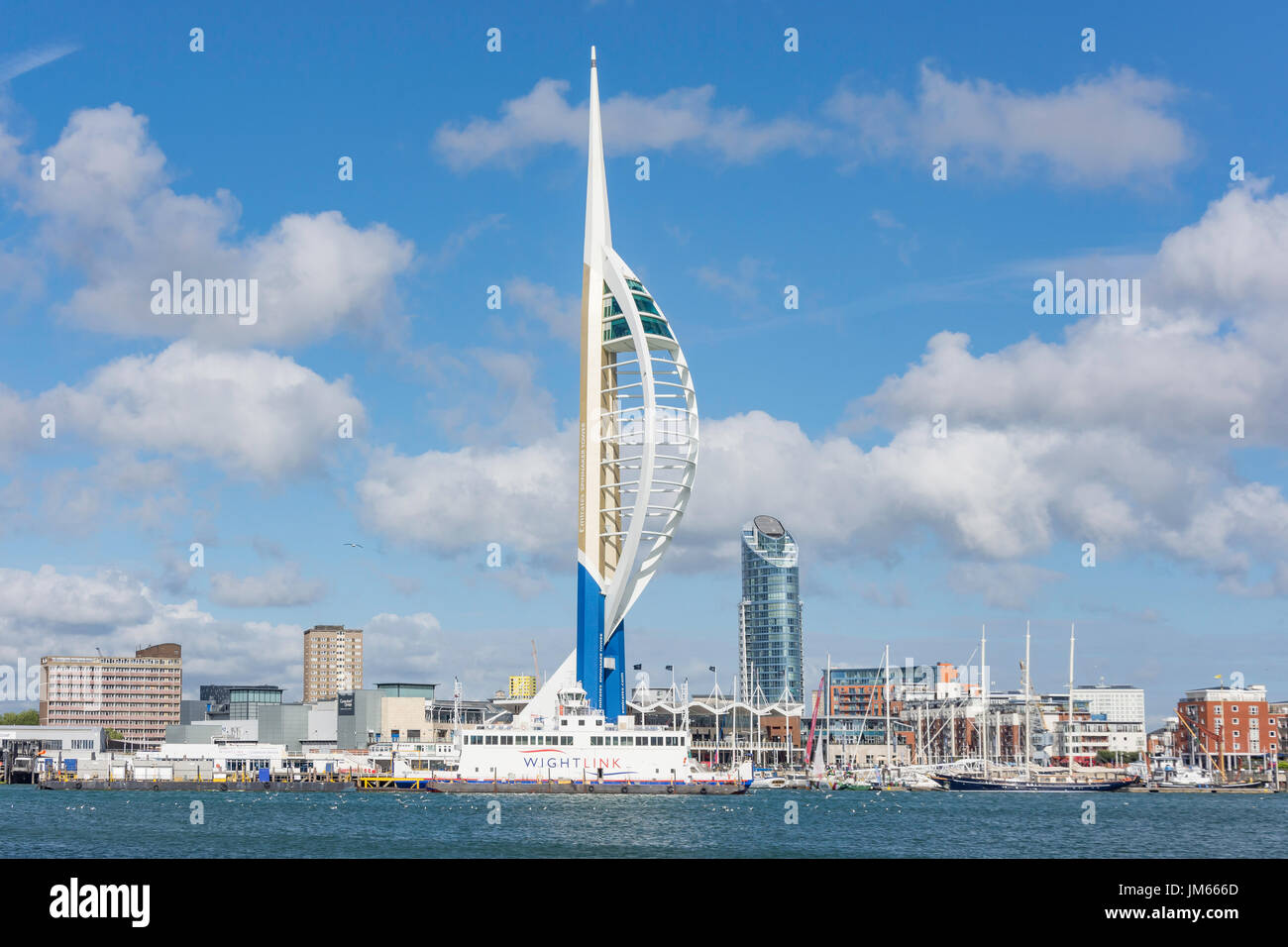 Vue de la tour Spinnaker et Gunwarf Quays de Gosport ferry, Portsmouth, Hampshire, Angleterre, Royaume-Uni Banque D'Images