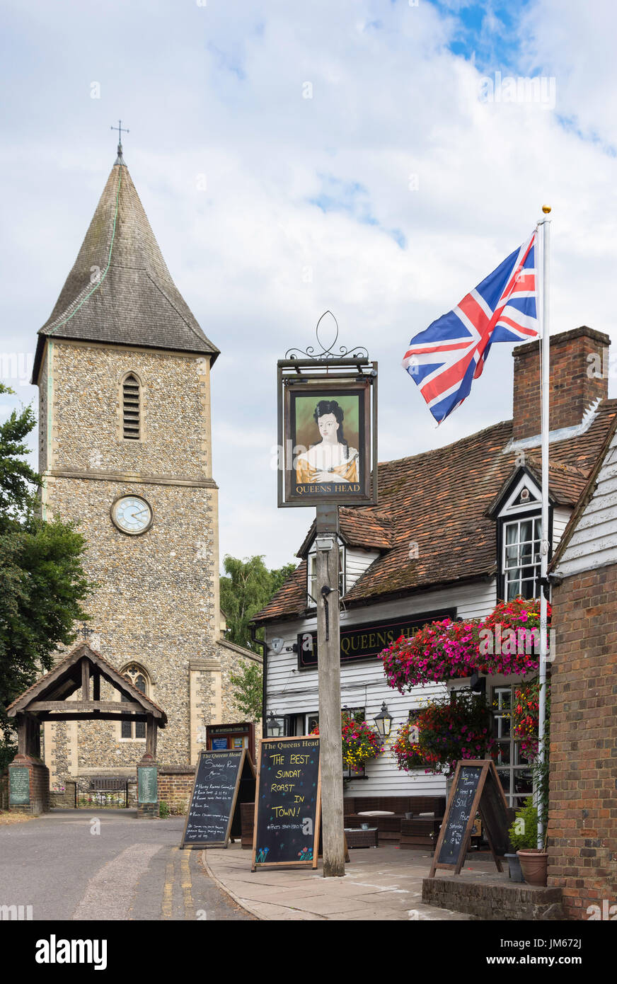 Le Queen's Head Pub et St Leonard's Church, Eglise Fin, Sandridge, Hertfordshire, Angleterre, Royaume-Uni Banque D'Images