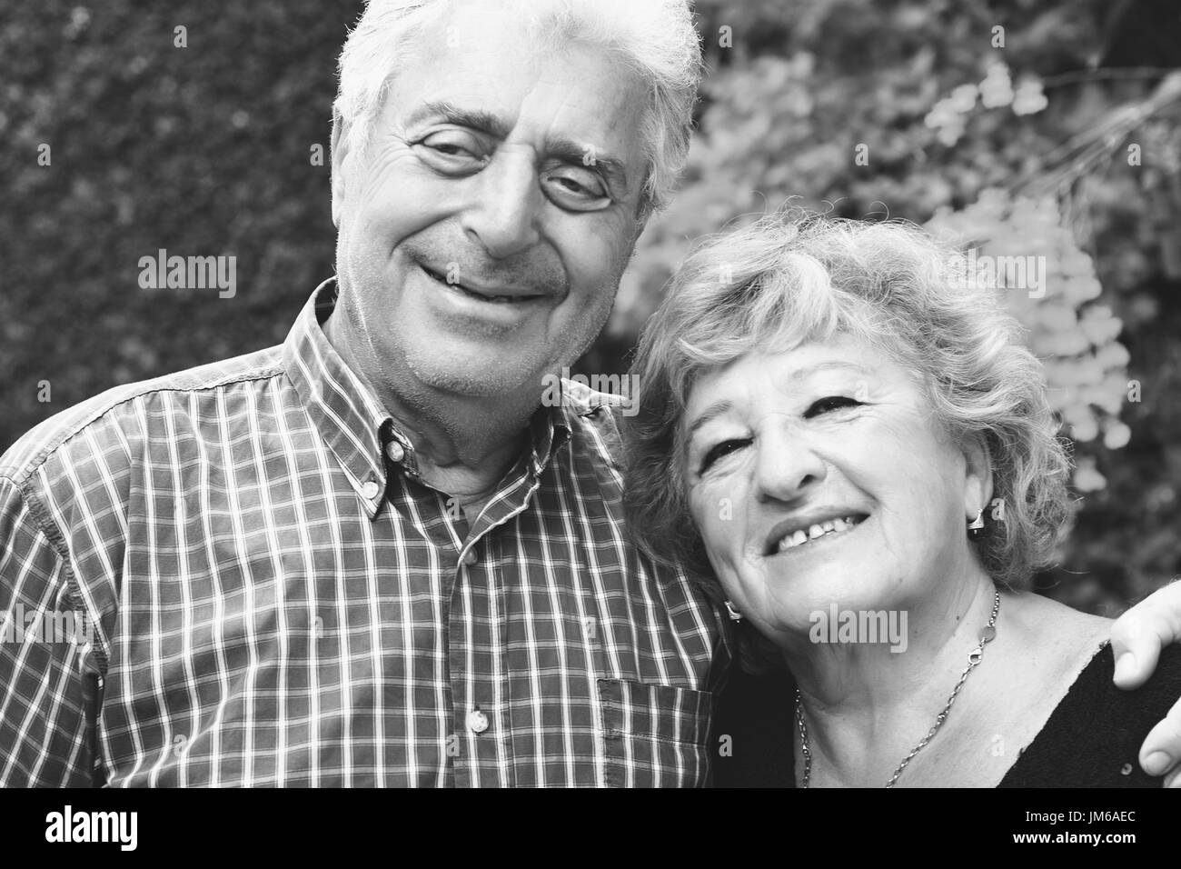 Portrait d'un couple de personnes âgées assis à l'extérieur. Banque D'Images