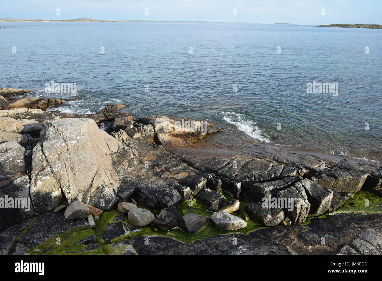 Côte Rocheuse à côté de façon sauvage de l'Atlantique dans le comté de Galway, Irlande Banque D'Images