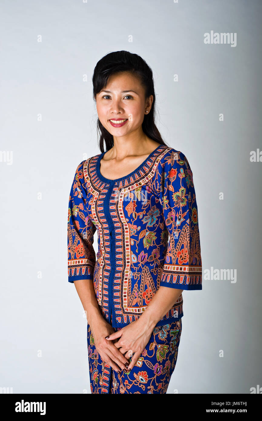 Belle jeune fille en costume traditionnel de Singapour Photo Stock - Alamy