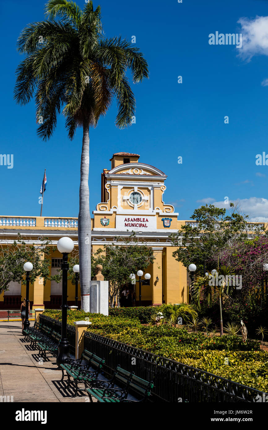 L'Asamblea municipal sur la Plaza Mayor au crépuscule - Trinidad, Cuba Banque D'Images