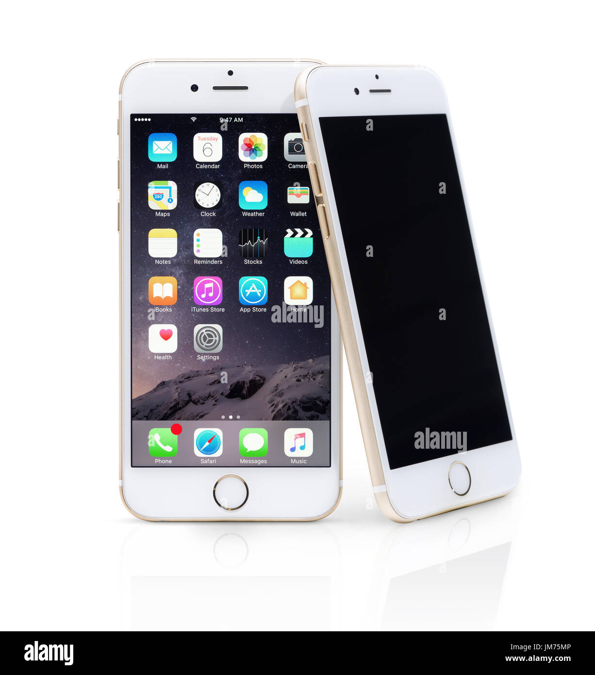 Deux d'or Apple iPhone 6 6s blackberry isolé sur fond blanc avec clipping path Banque D'Images