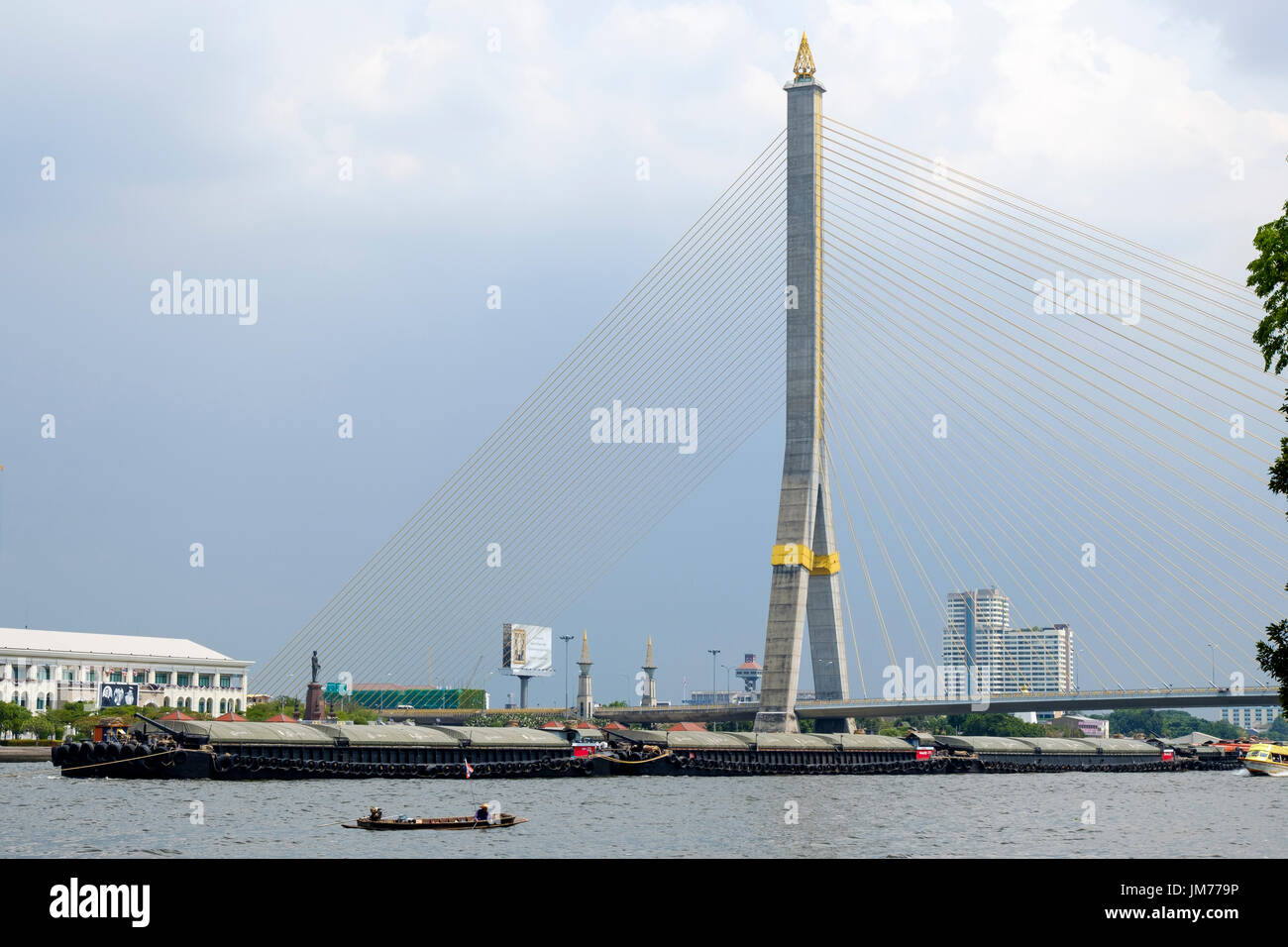 Une barge flotte à haubans sous Rama VIII Pont sur la rivière Chao Phraya, Bangkok, Thaïlande. Banque D'Images