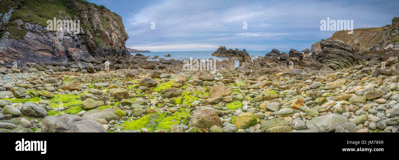 Un paysage panoramique vue sur la zone côtière rocheuse de Holyhead, UK Banque D'Images