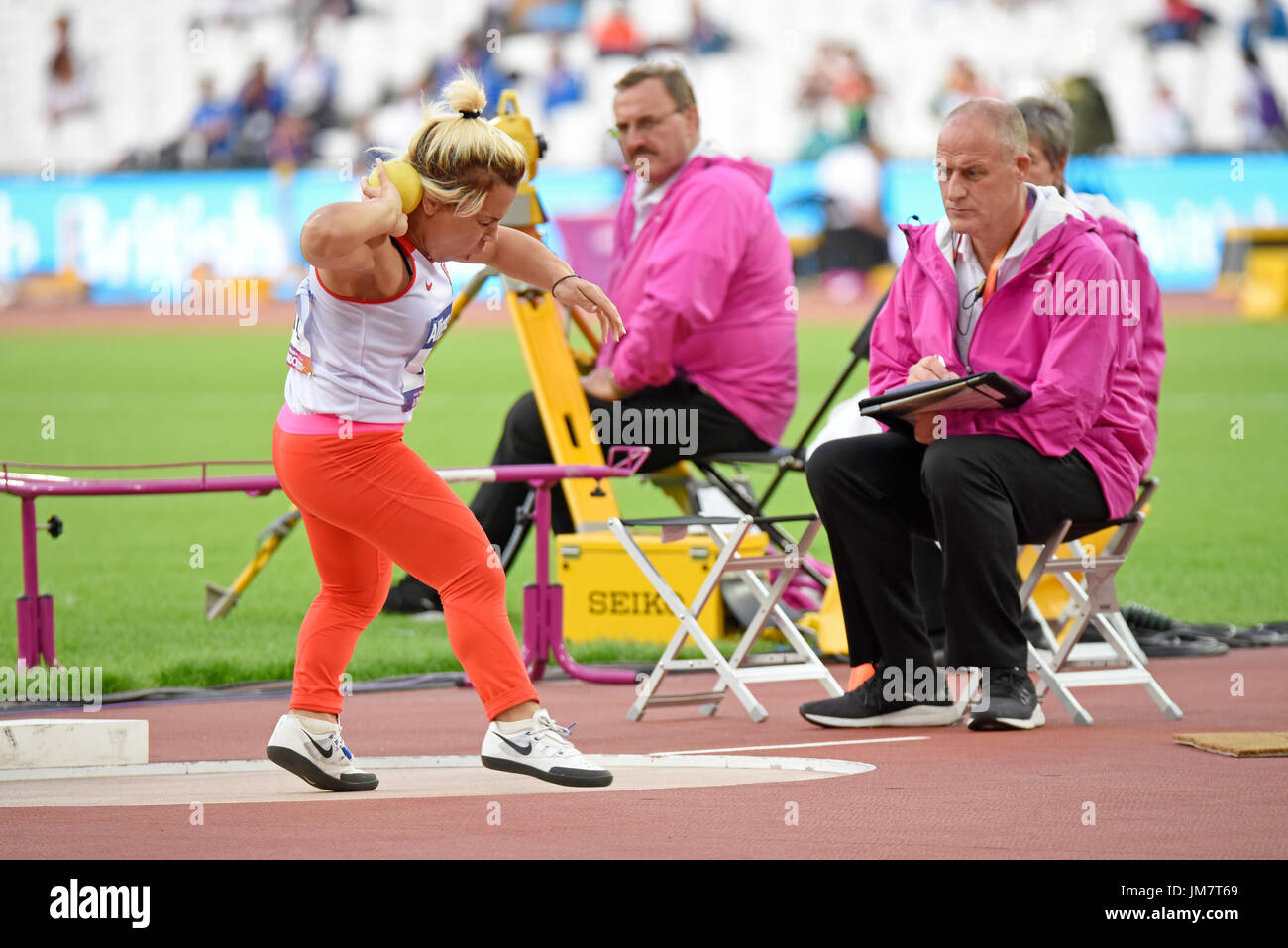Raoua Tlili concurrentes dans le monde Para athlétisme championnats dans le stade de Londres. Women's lancer du F41 pour les athlètes de petite taille Banque D'Images