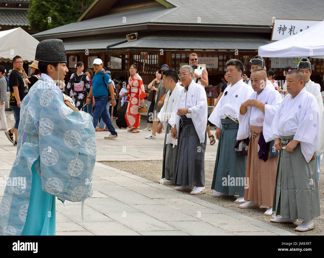 KYOTO, JAPON - 24 juillet 2017 : Un prêtre shintoïste mémoires hommes portant le caillot traditionnels, qu'ils réunissent au Sanctuaire Yasaka jinja pour un défilé Gion Matsuri Banque D'Images