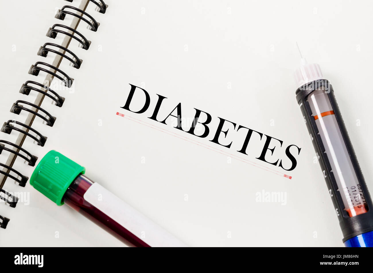Livre de la maladie diabète avec seringue à insuline et l'échantillon de sang dans le tube de sang. Banque D'Images