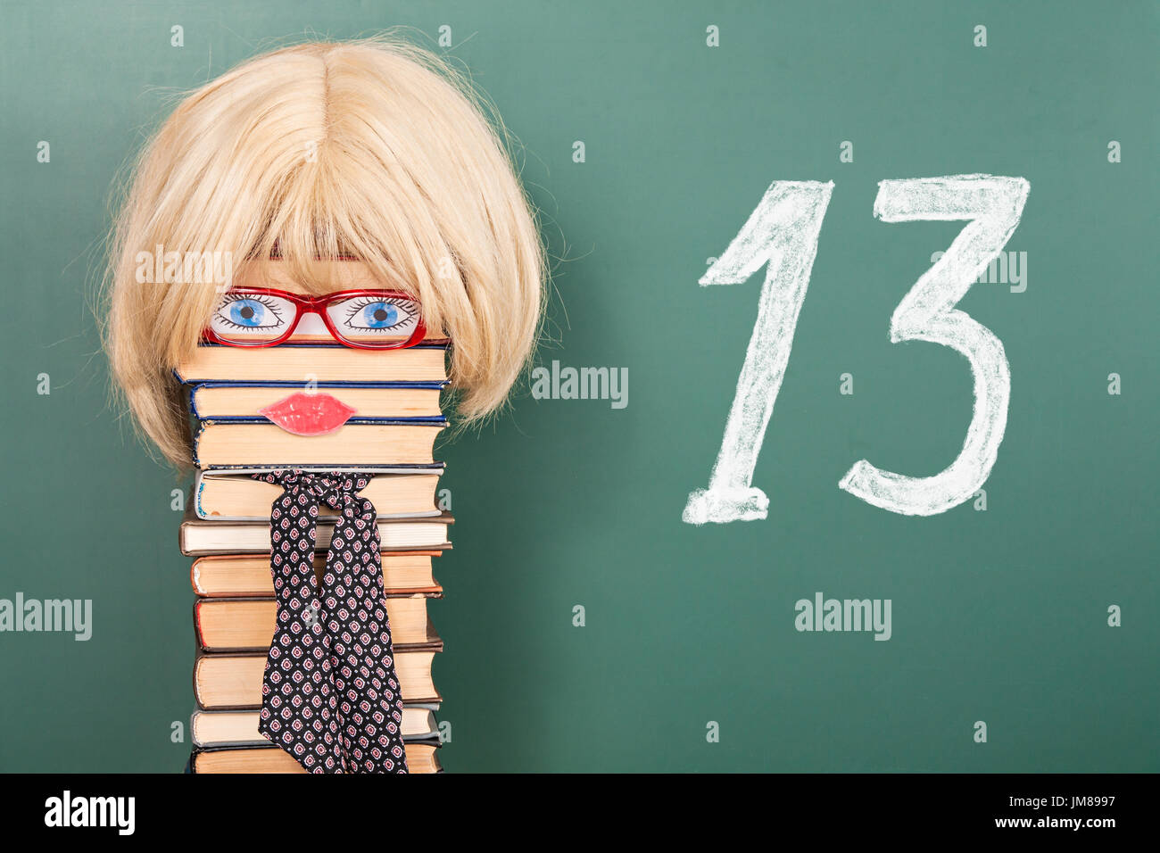 L'idée drôle, enseignante à l'avant du tableau noir avec titre 13 Banque D'Images