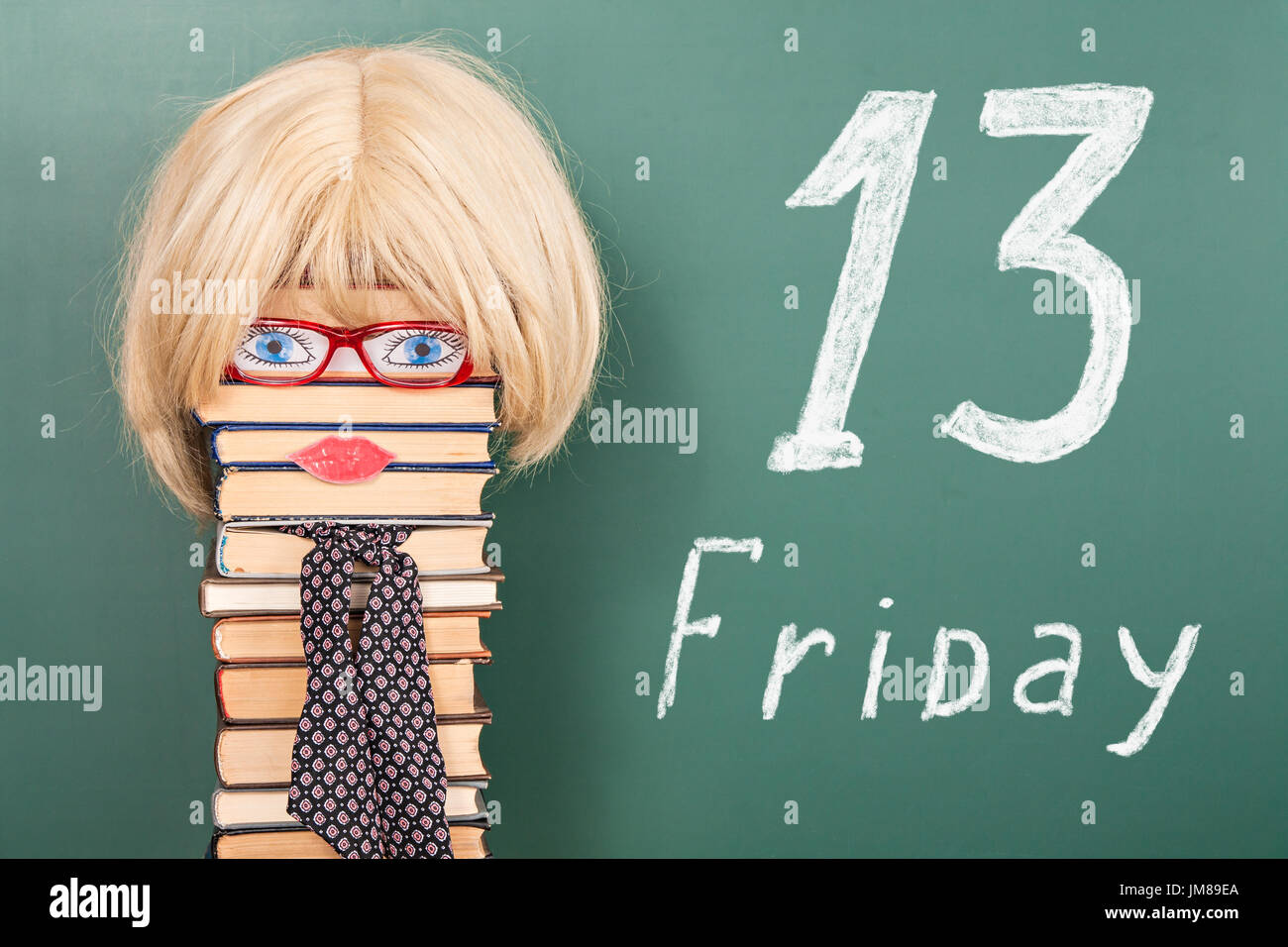 L'idée drôle, enseignante à l'avant du tableau noir avec titre 13 VENDREDI Banque D'Images