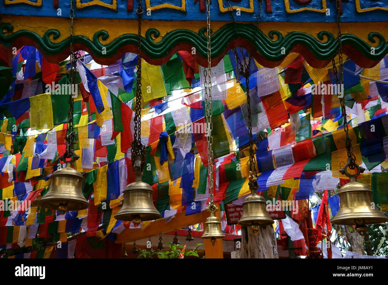 Les drapeaux de prières et de cloches en laiton à l'entrée du temple sur la colline de l'Observatoire Mahakal, Darjeeling, Inde, West-Bengal Banque D'Images Les drapeaux de prières et de cloches en laiton à l'entrée du temple sur la colline de l'Observatoire Mahakal, Darjeeling, Inde, West-Bengal Banque D'Images