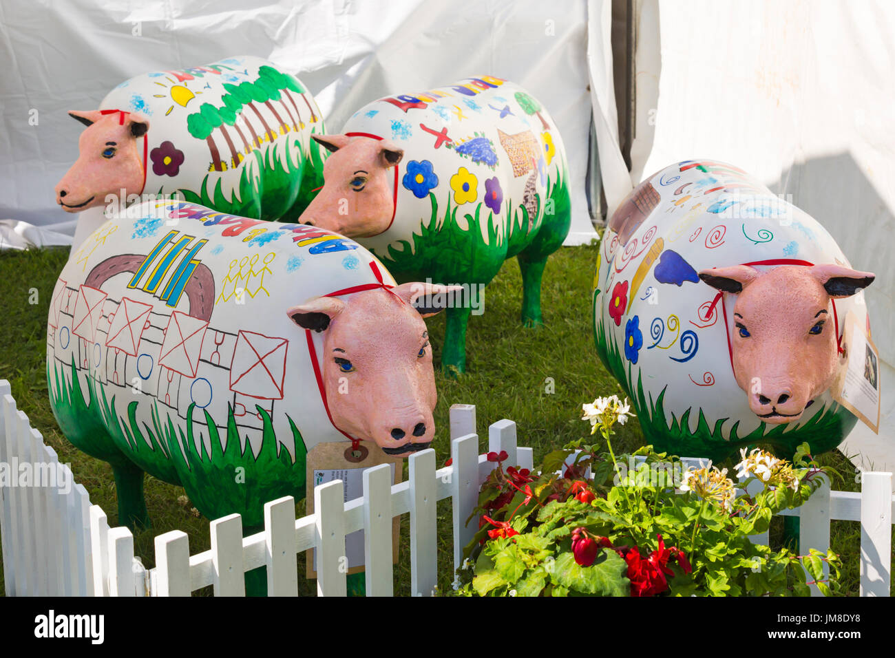 Lifesize en fibre de verre décoré des ovins de l'agnelle Question projet sur l'affichage à la nouvelle forêt & Hampshire Country Show, Brockenhurst, Hampshire. Banque D'Images