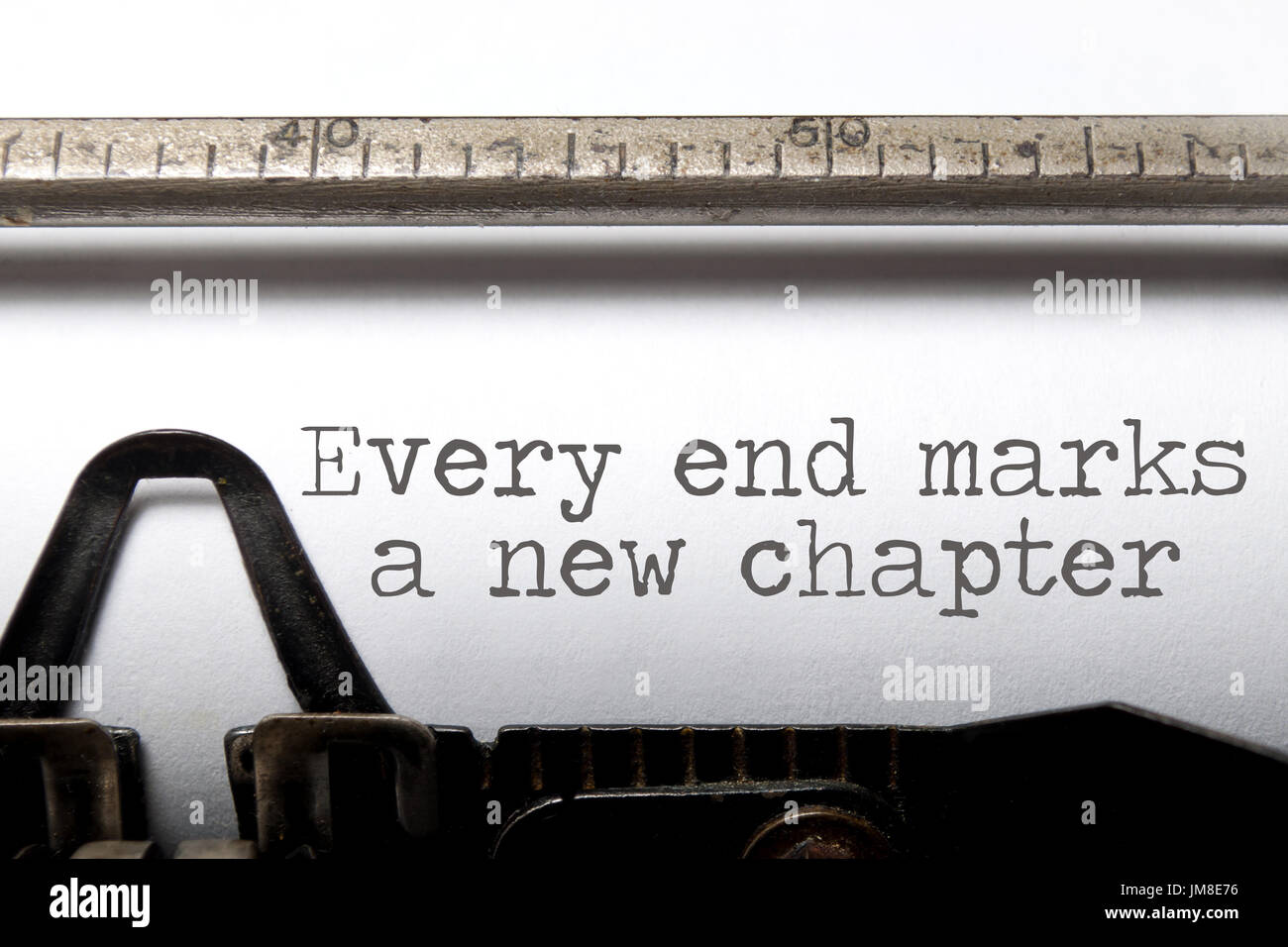 Chaque fin marque un nouveau chapitre disant motivation imprimé sur une machine à écrire Banque D'Images