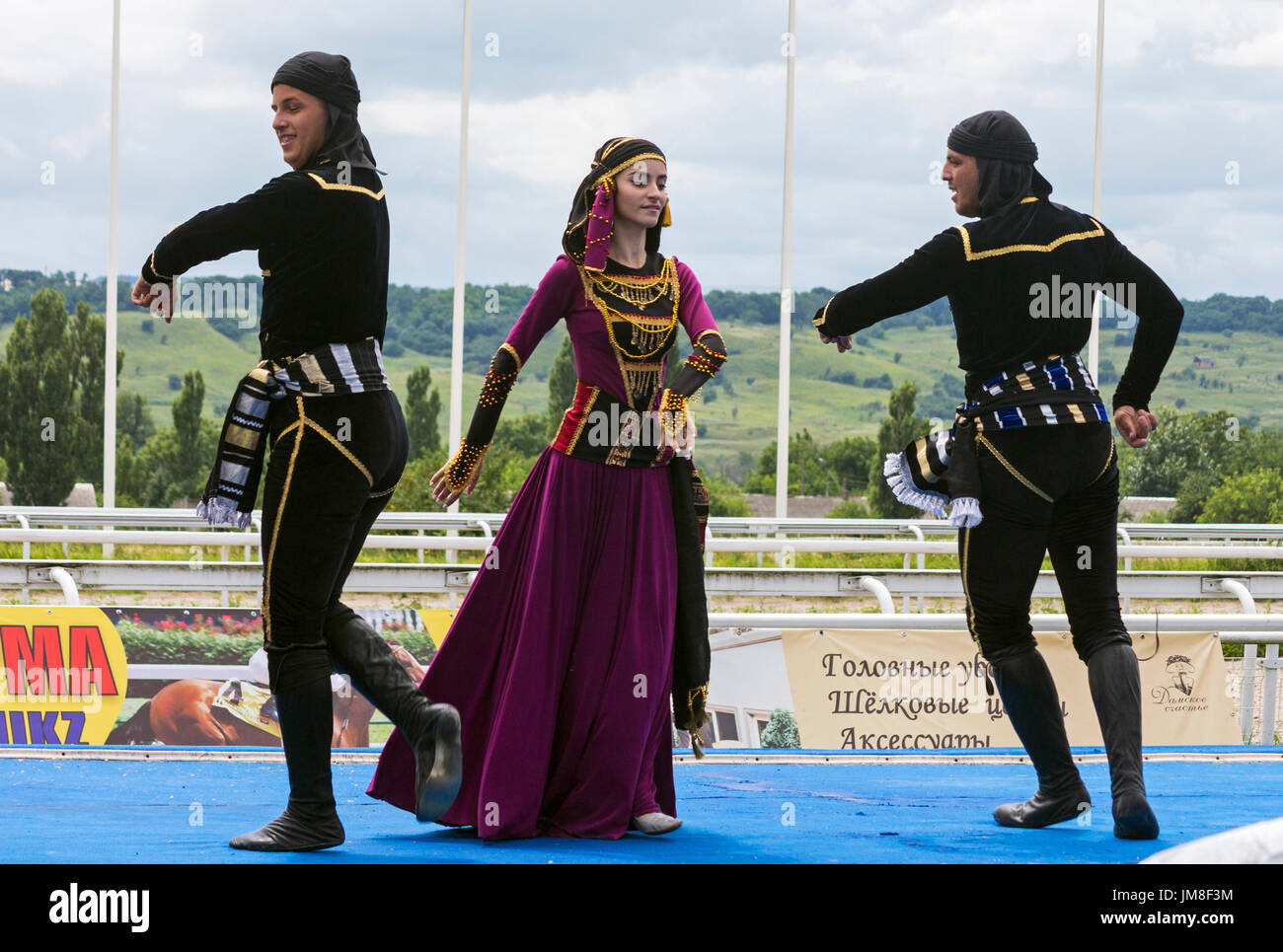 Piatigorsk, RUSSIE - JUILLET 23,2017:Highland Dance Folk Dance Ensemble dans l'exécution des peuples du Caucase 'Golden Fleece' à Pyatigorsk, Caucase Banque D'Images