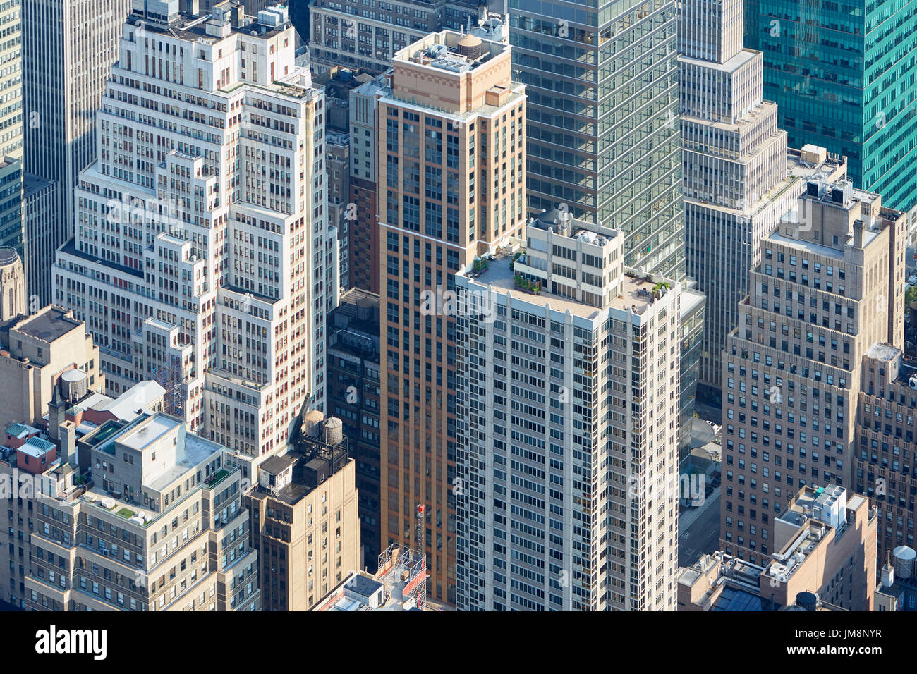 New York City Manhattan skyline vue aérienne avec des couleurs de gratte-ciel dans la lumière du soleil Banque D'Images