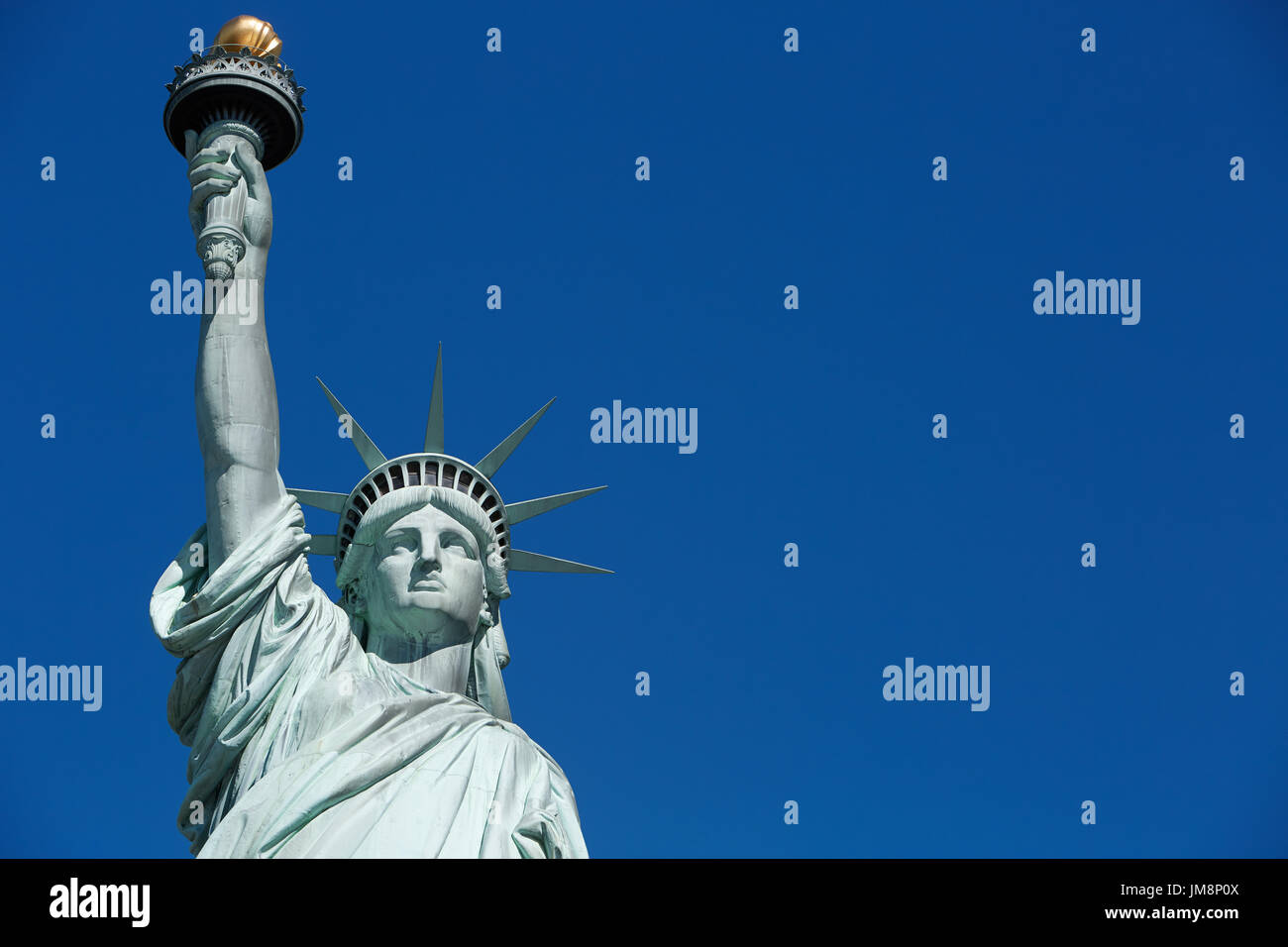 Statue de la liberté partie supérieure avec l'espace blanc ciel bleu Banque D'Images