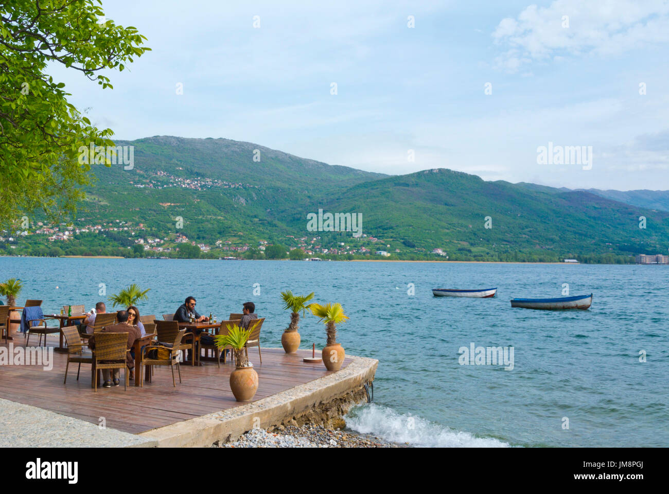 Terrasse de café au bord du lac, à la plage de Kaneo, Ohrid, Macédoine Banque D'Images