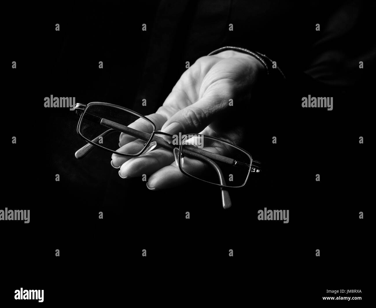 Main de femme Mania. Noir sur noir montrant spectacles isolés Banque D'Images