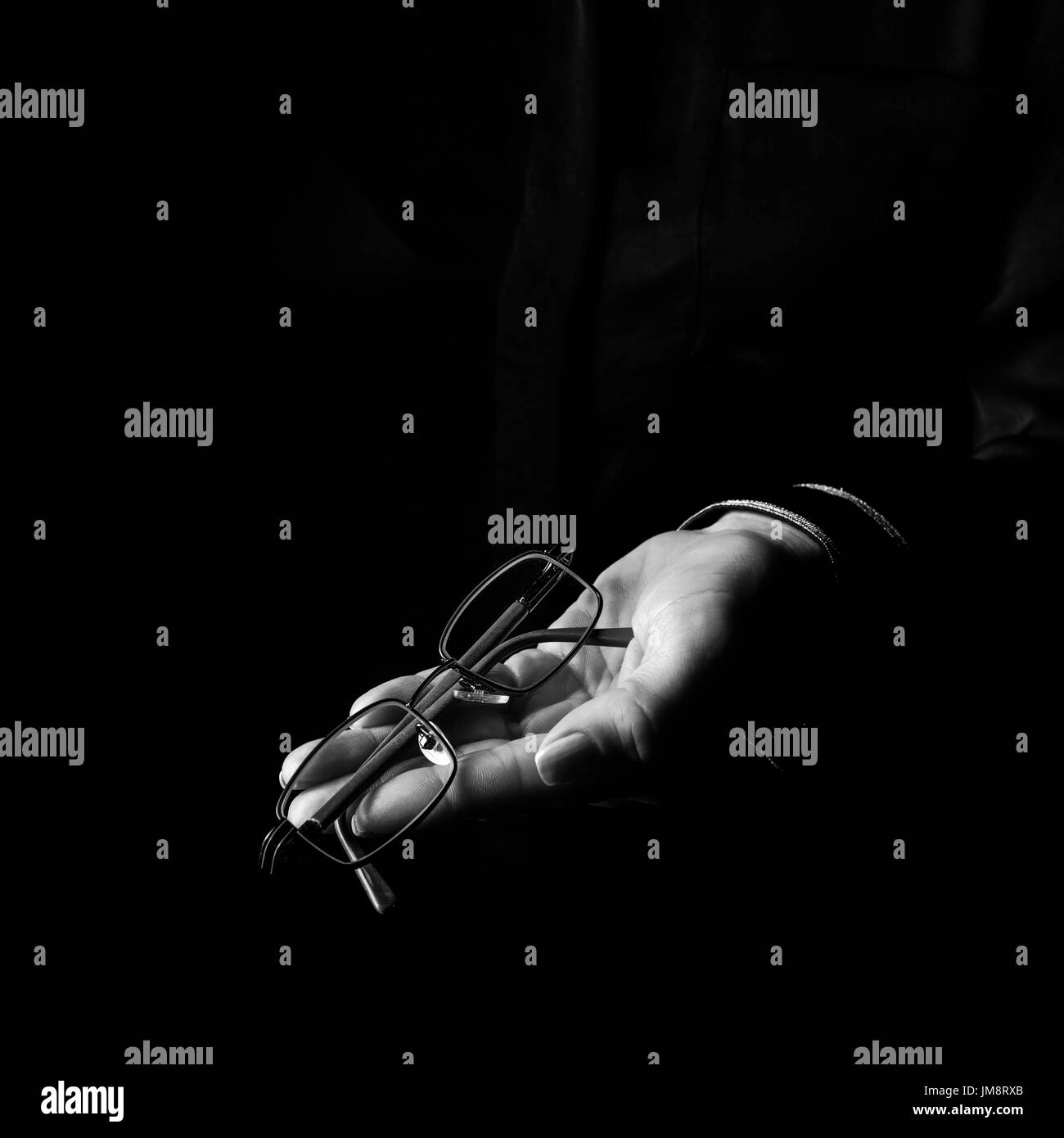 Main de femme Mania. Noir sur noir montrant spectacles isolés Banque D'Images