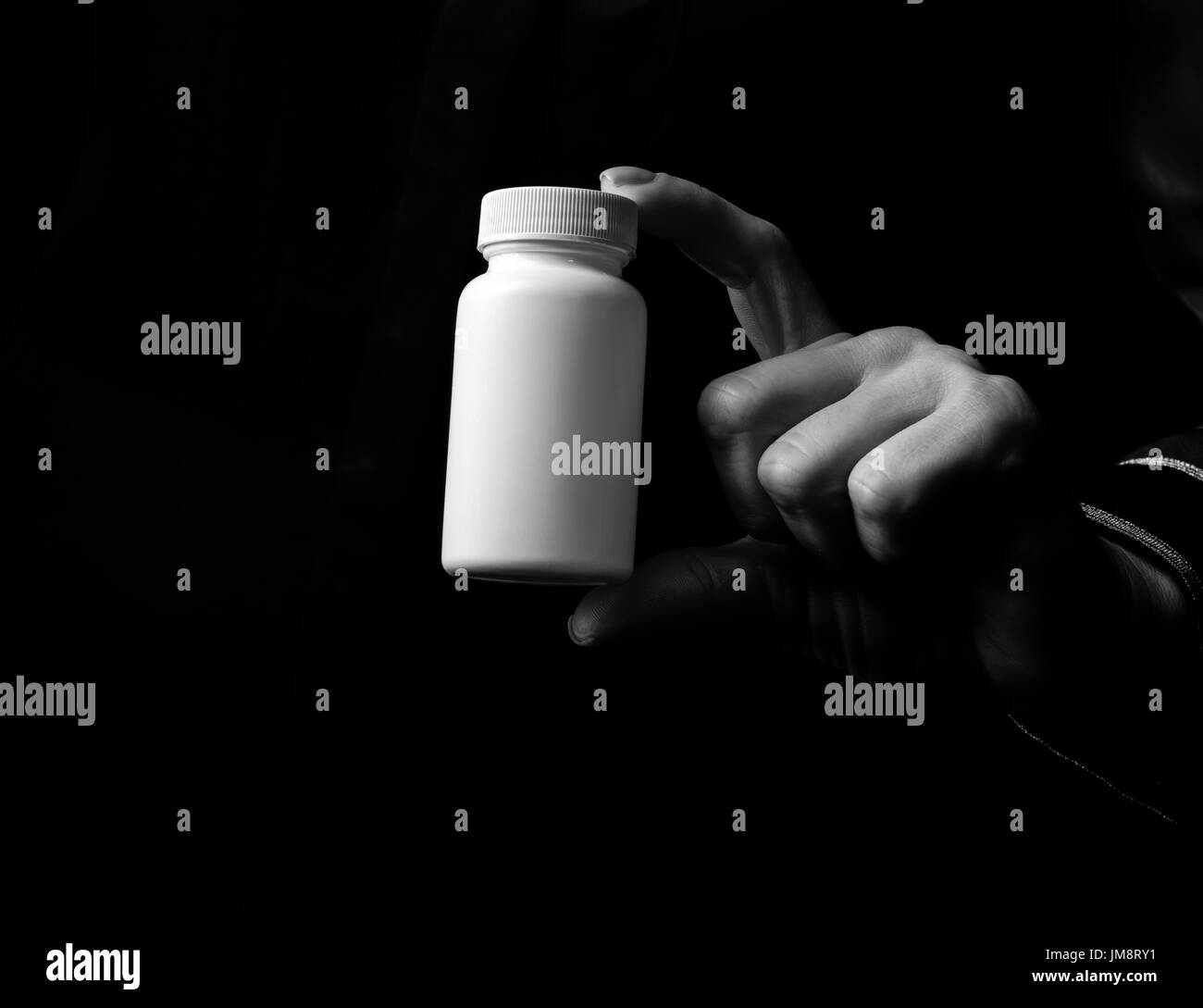 Mania noir. femme part isolé sur une bouteille de médicament montrant noir Banque D'Images