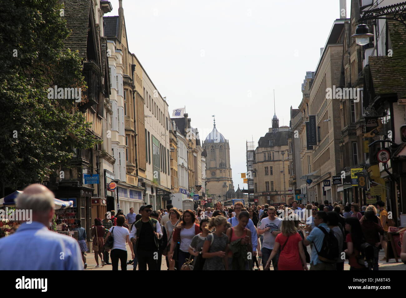 Des foules de gens shopping, Cornmarket Street, centre-ville d'Oxford, England, UK Banque D'Images