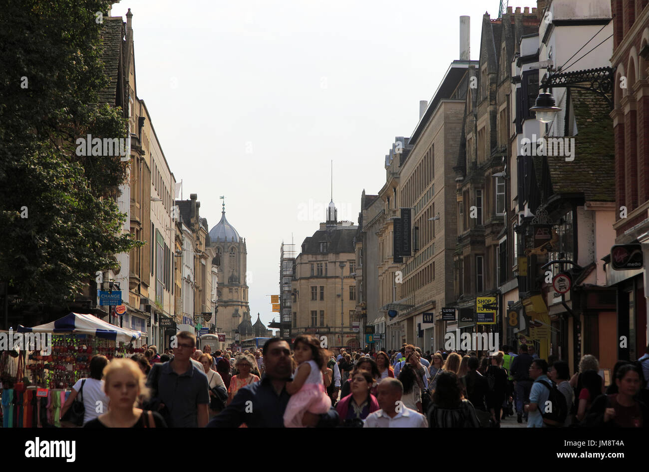 Des foules de gens shopping, Cornmarket Street, centre-ville d'Oxford, England, UK Banque D'Images