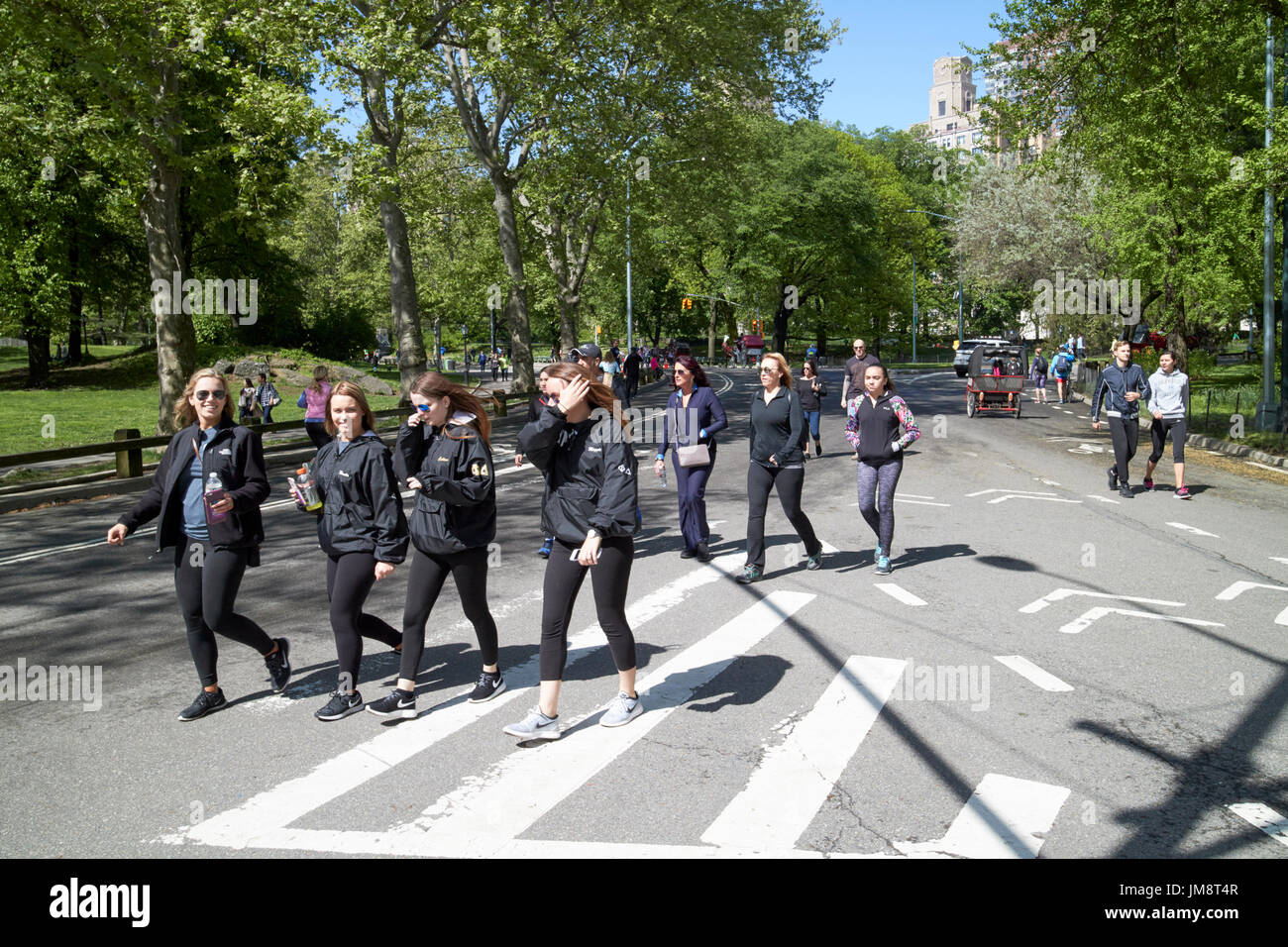Les femmes en promenade le week-end New York USA Banque D'Images