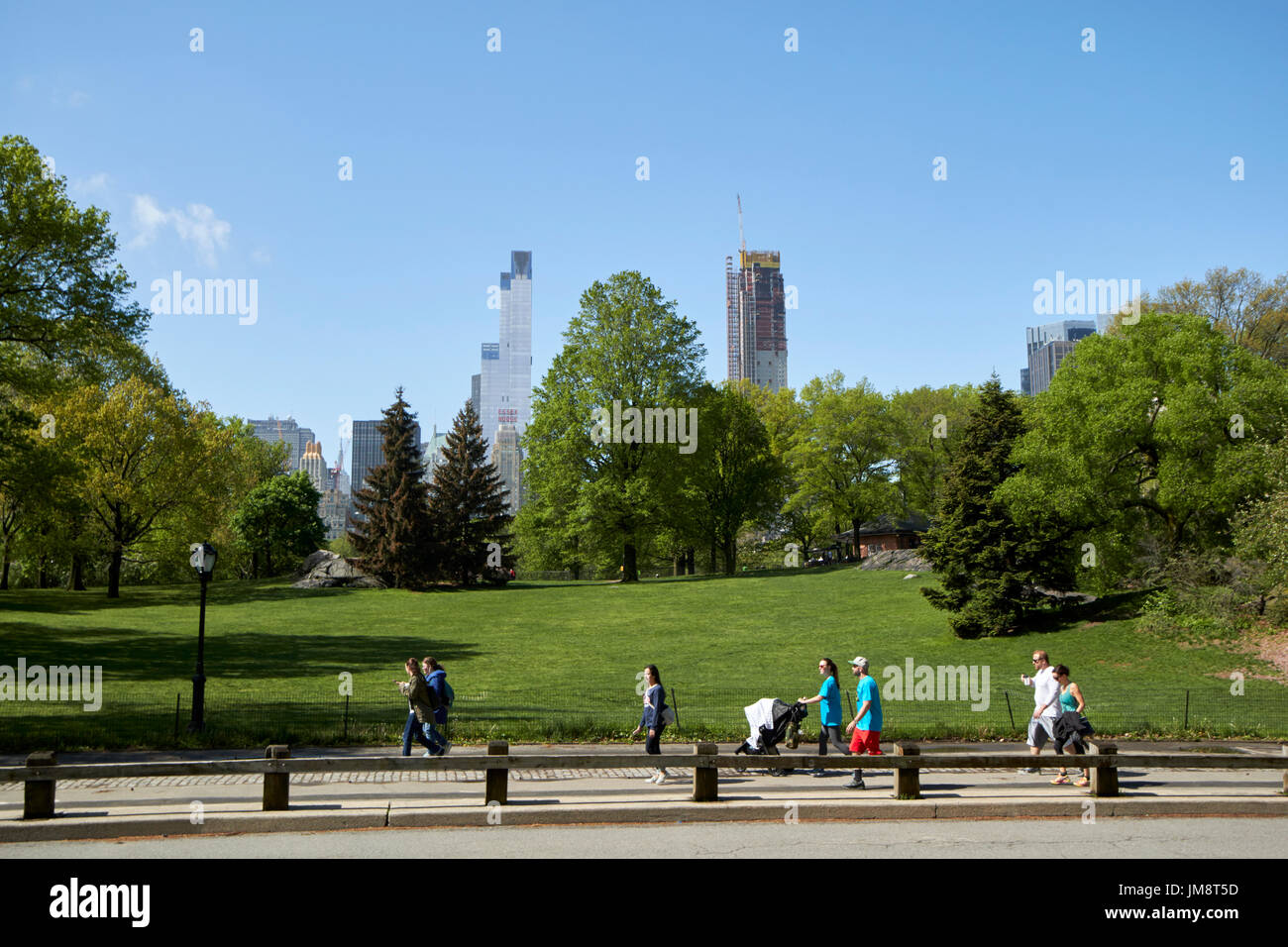 Vue générale du milieu de Central Park à la recherche des bâtiments au sud vers New York City USA Banque D'Images