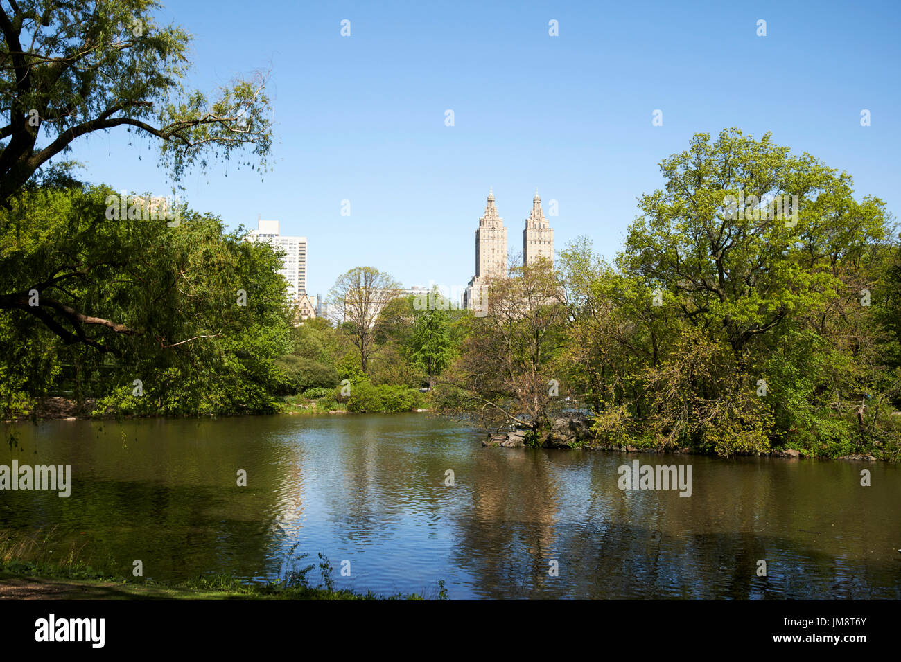 Vue sur le lac de Central Park vers le San remo building New York USA Banque D'Images