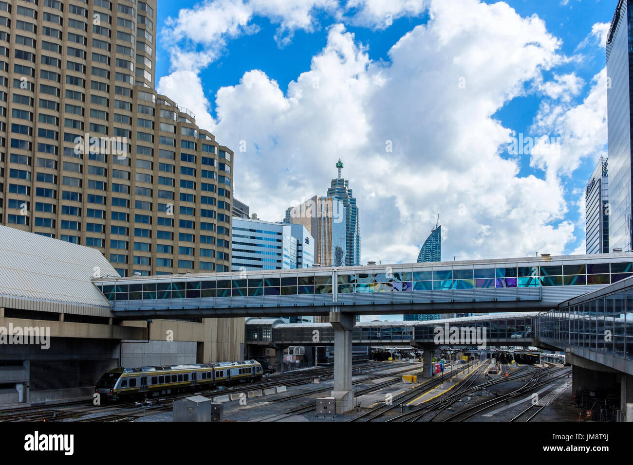 Regarder en arrière vers la gare Union de la place autour de la Tour CN, Toronto sur une journée ensoleillée. L'Hôtel Intercontinental bâtiment est à gauche. Banque D'Images