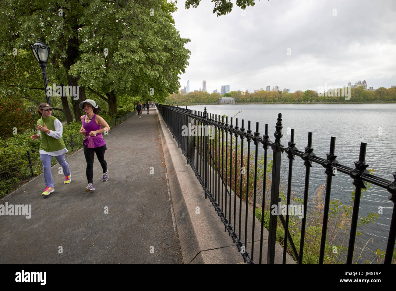 Les gens sur la piste de jogging de parpaing à Jacqueline Kennedy Onassis reservoir central park New York USA Banque D'Images