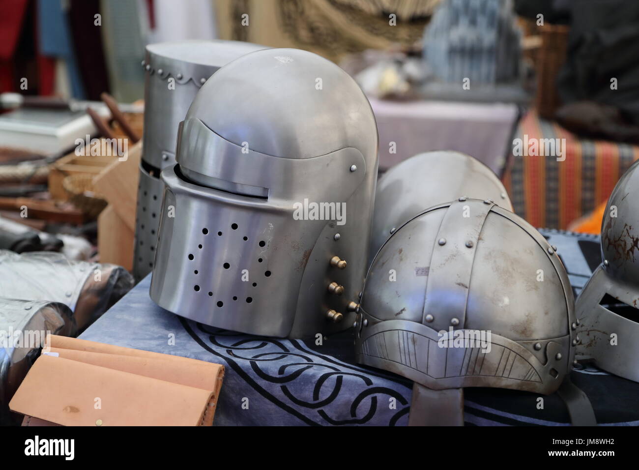 Visiteurs ont vu un grand spectacle lorsque acteurs en armures médiévales ont combattu à Arundel Castle. Les visiteurs pouvaient acheter replica armor à stands Banque D'Images