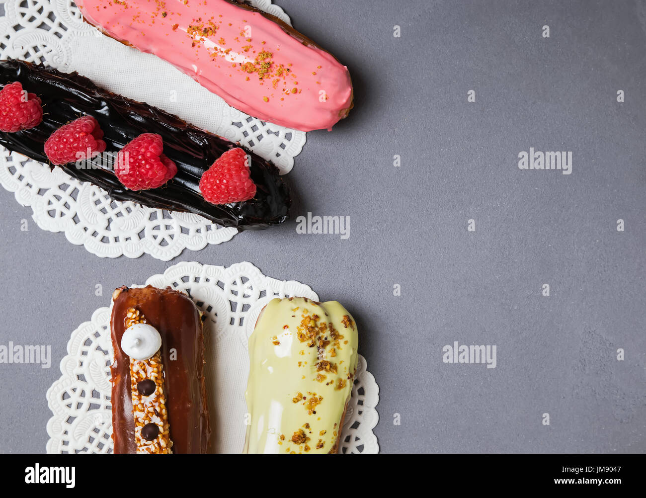 Éclairs délicieux avec différentes saveurs close-up Banque D'Images