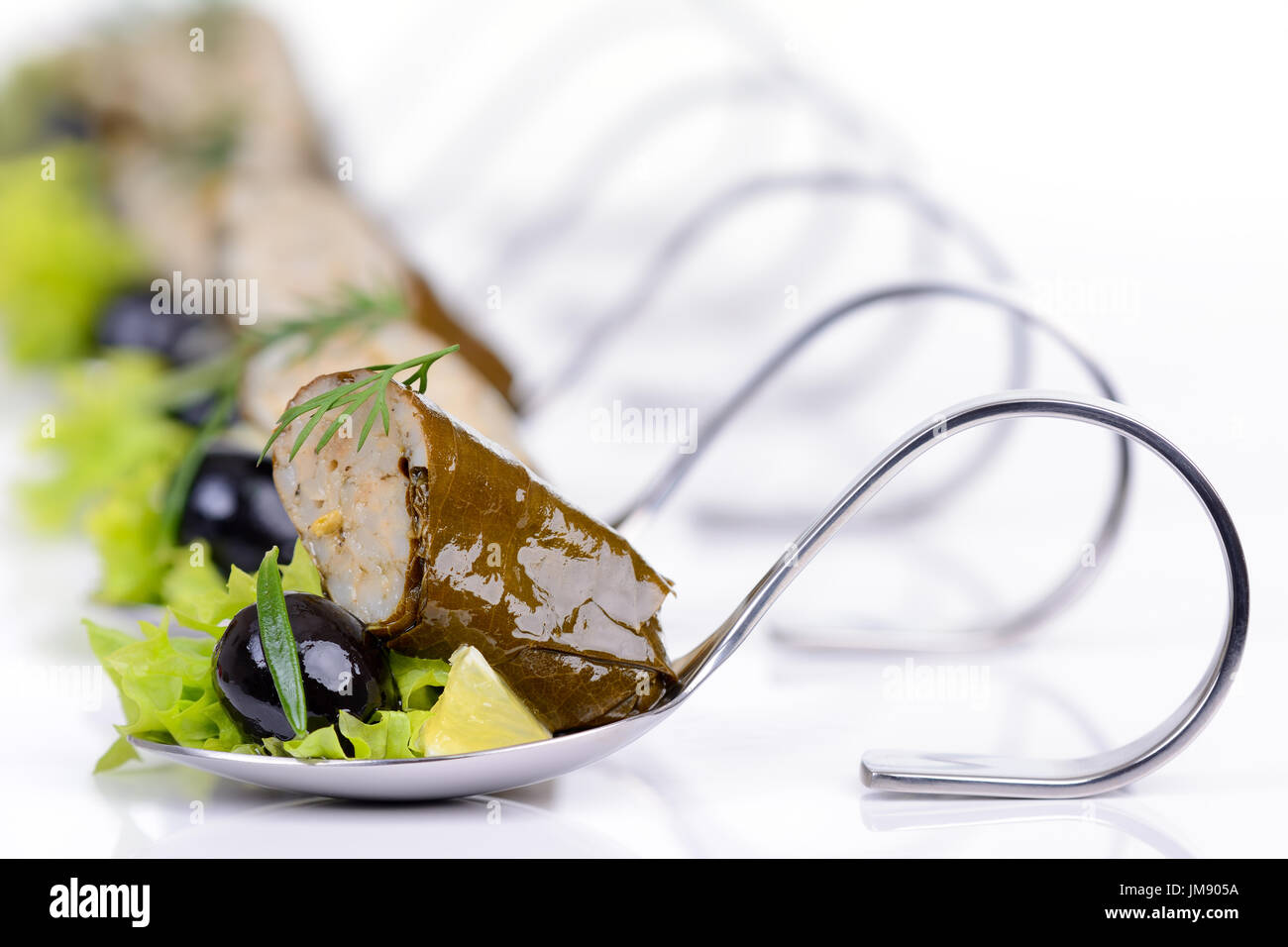 Feuilles de vigne farcies aux olives noires sur à soupe Banque D'Images