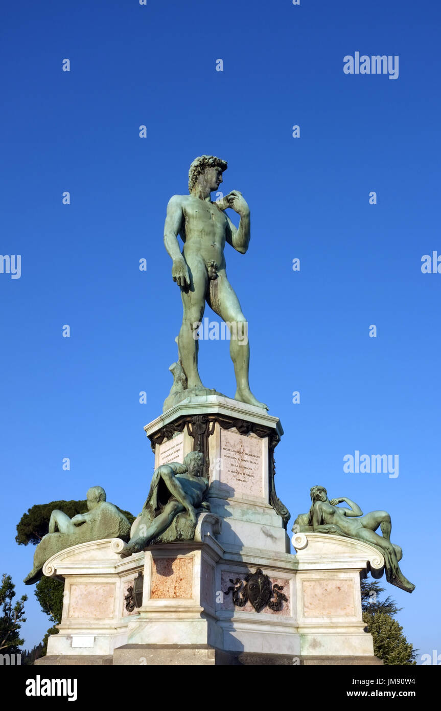 Statue, réplique en bronze du David de Michel-Ange. Piazza Michelangelo, Florence Italie Banque D'Images