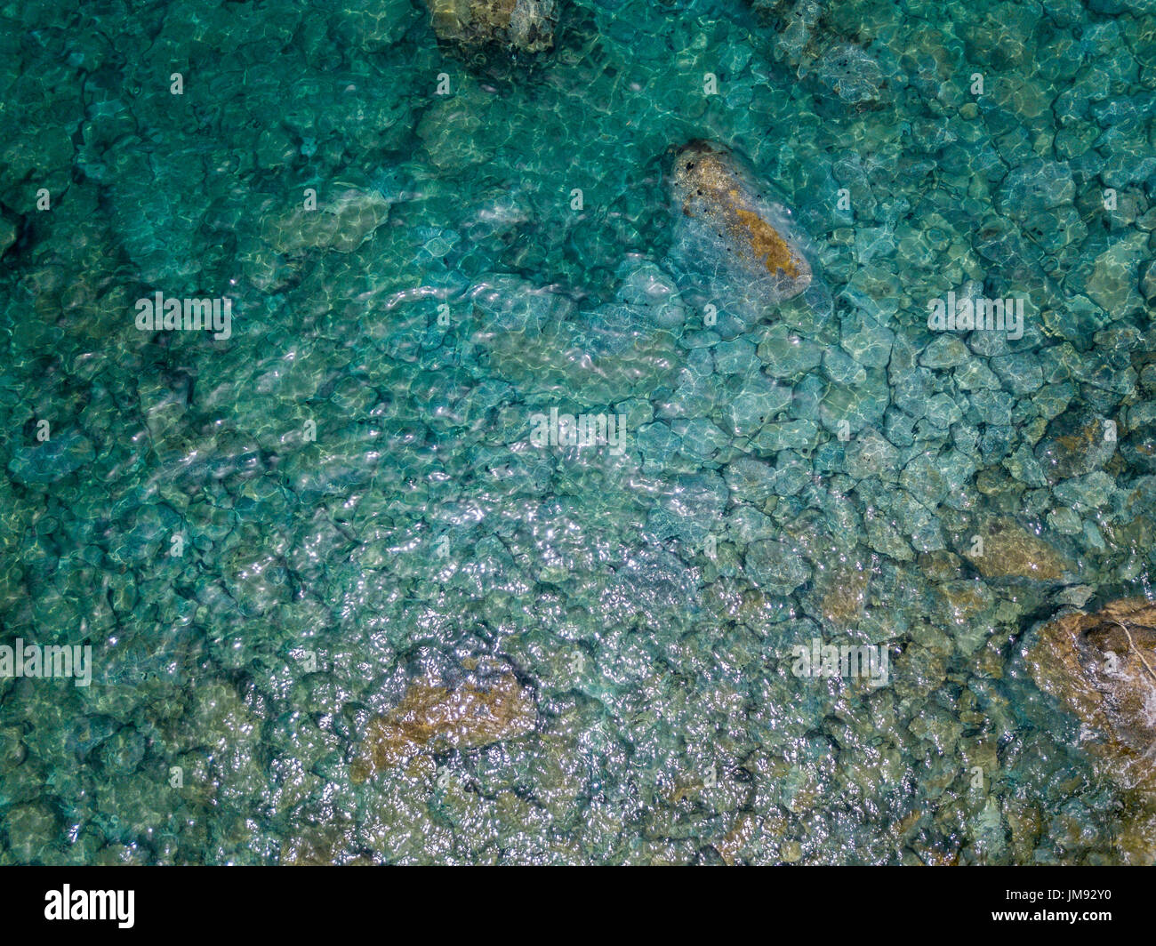 Vue aérienne de rochers sur la mer. Sommaire des fonds marins vu de dessus, l'eau transparente Banque D'Images