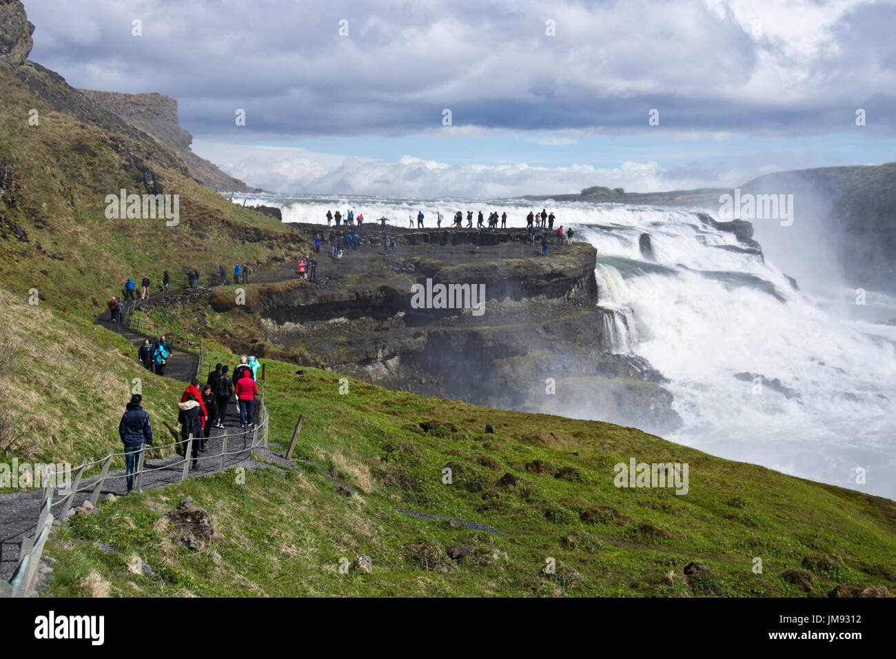 Les touristes affluent vers la cascade de Gullfoss l'Islande Banque D'Images
