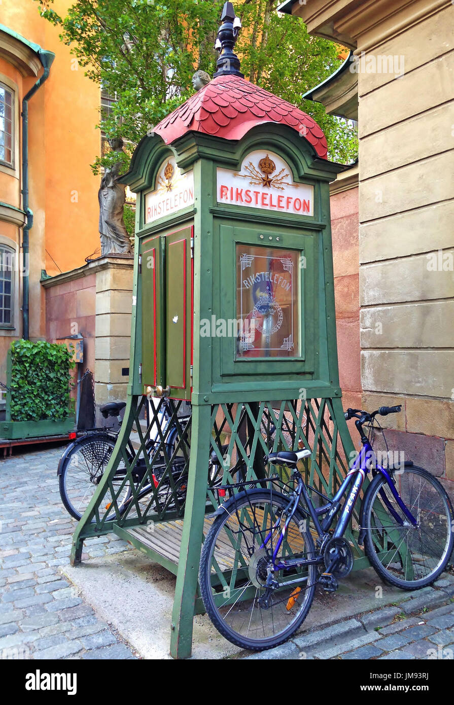 Toujours en exploitation du bois à l'ancienne cabine téléphonique publique en Suède, Sockholm conçu pour fournir l'intimité et la protection contre les éléments. Banque D'Images