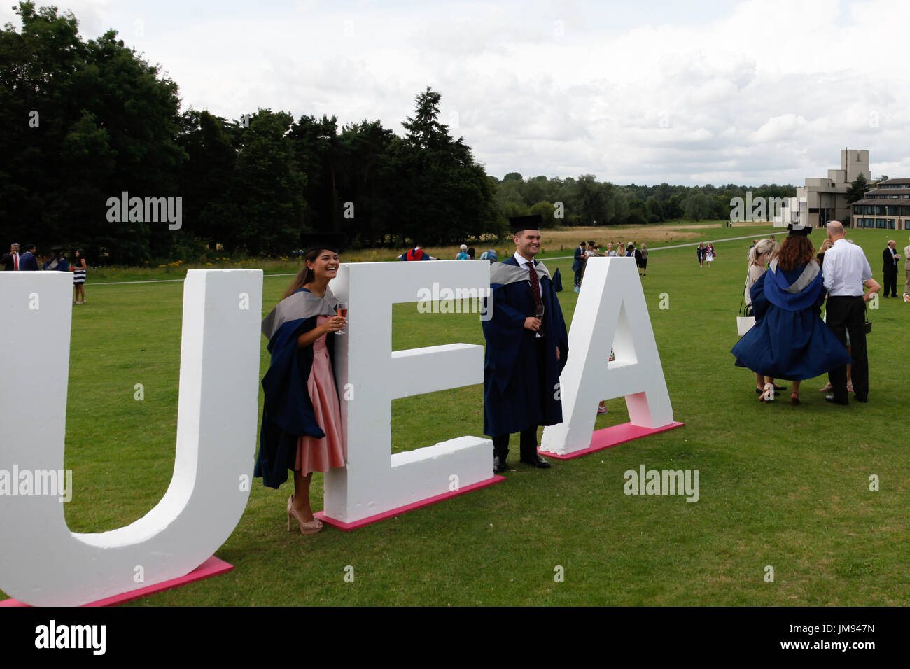 Les élèves de célébrer l'obtention de leur diplôme à l'Université d'East Anglia (UEA), à Norwich UK Banque D'Images