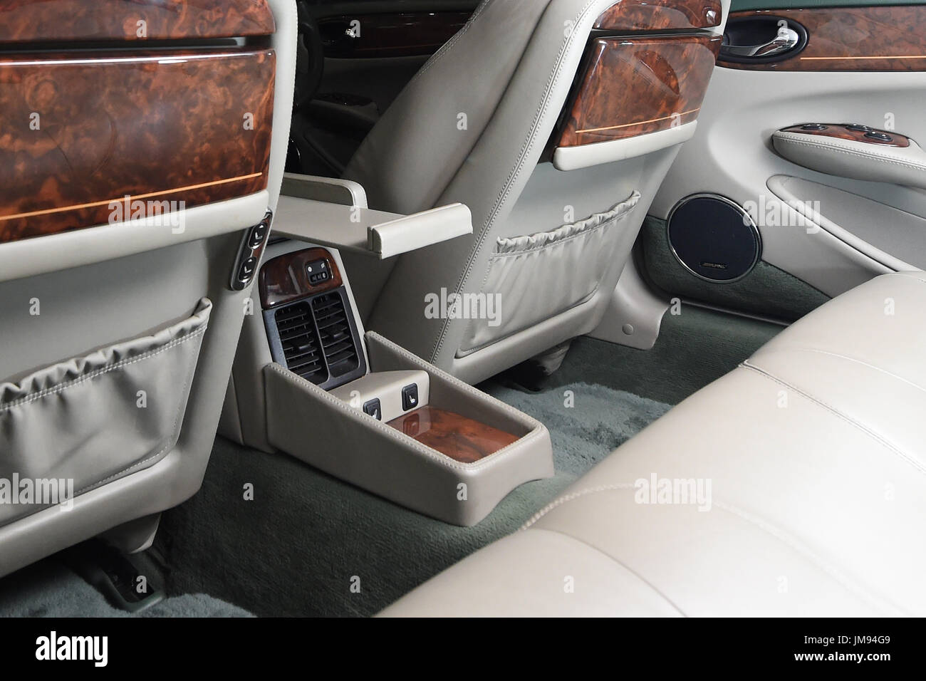 Un sac à main extensible dans le Daimler Majestic 2001, qui était la voiture personnelle de la reine Elizabeth II et le duc d'Édimbourg de juin 2001 à juillet 2005, à IWM Duxford où il a été vendu pour £43,700. Banque D'Images