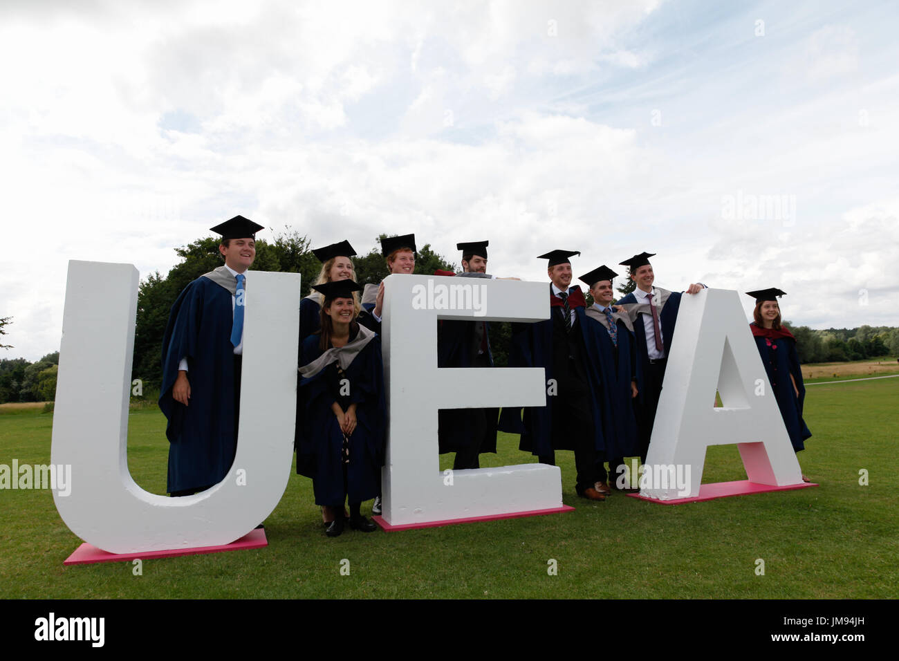 Les élèves de célébrer l'obtention de leur diplôme à l'Université d'East Anglia (UEA), à Norwich UK Banque D'Images