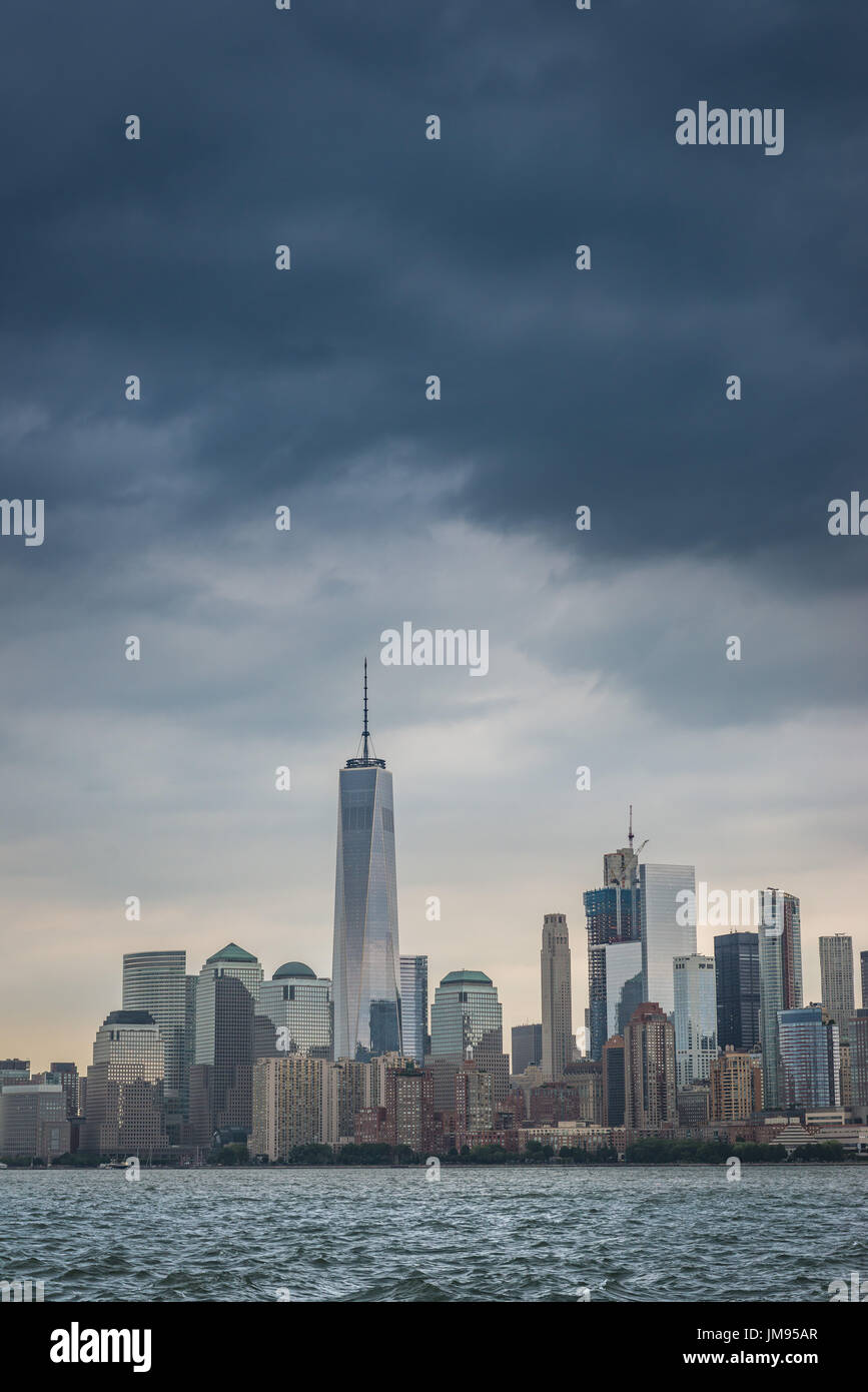 Les nuages de tempête tonitruant sombre linceul sur le Lower Manhattan skyline et la rivière Hudson à New York, New York, USA Banque D'Images