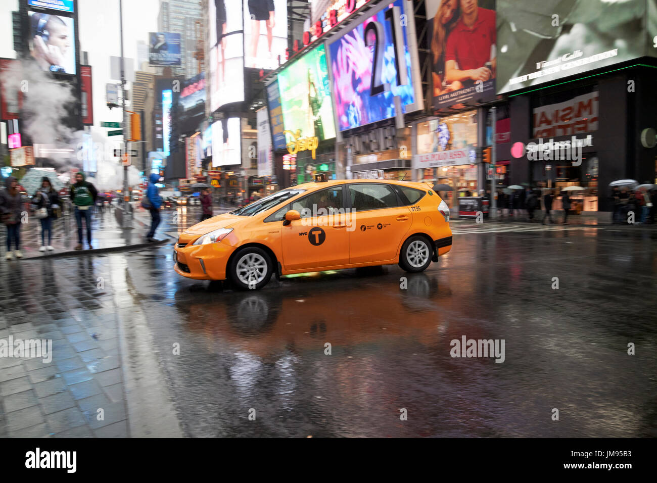 New York taxi jaune traverser Times square sous la pluie New York USA Banque D'Images