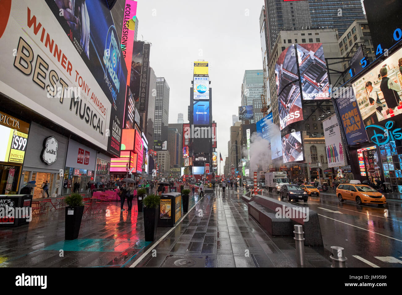 Times square sous la pluie New York USA Banque D'Images