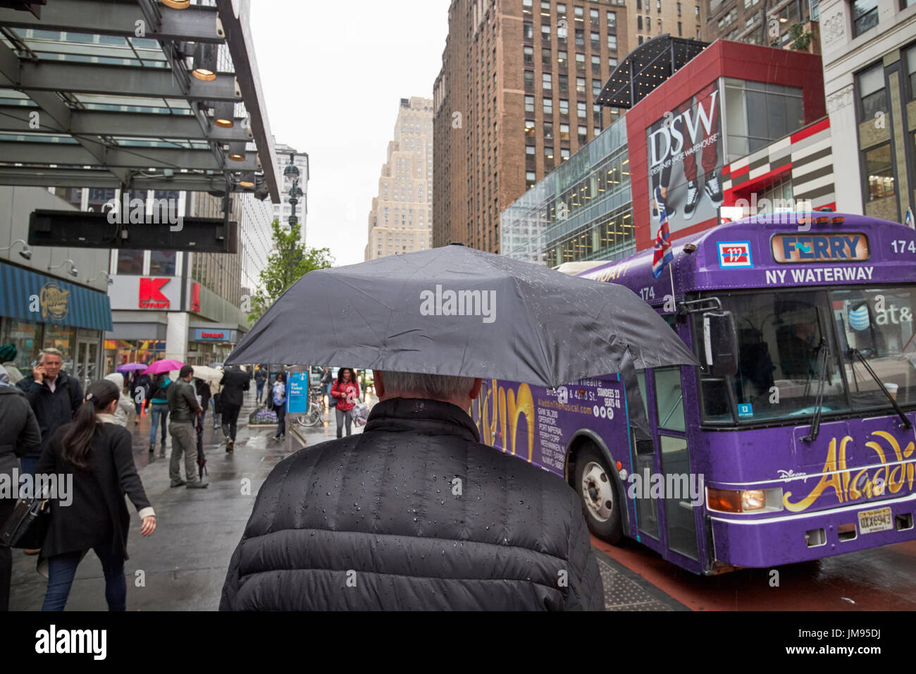 Man Walking avec parapluie sous la pluie New York USA Banque D'Images