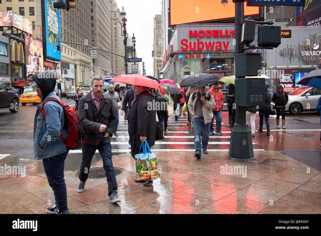 Tableau de passage des personnes dans rue animée de la pluie New York USA Banque D'Images