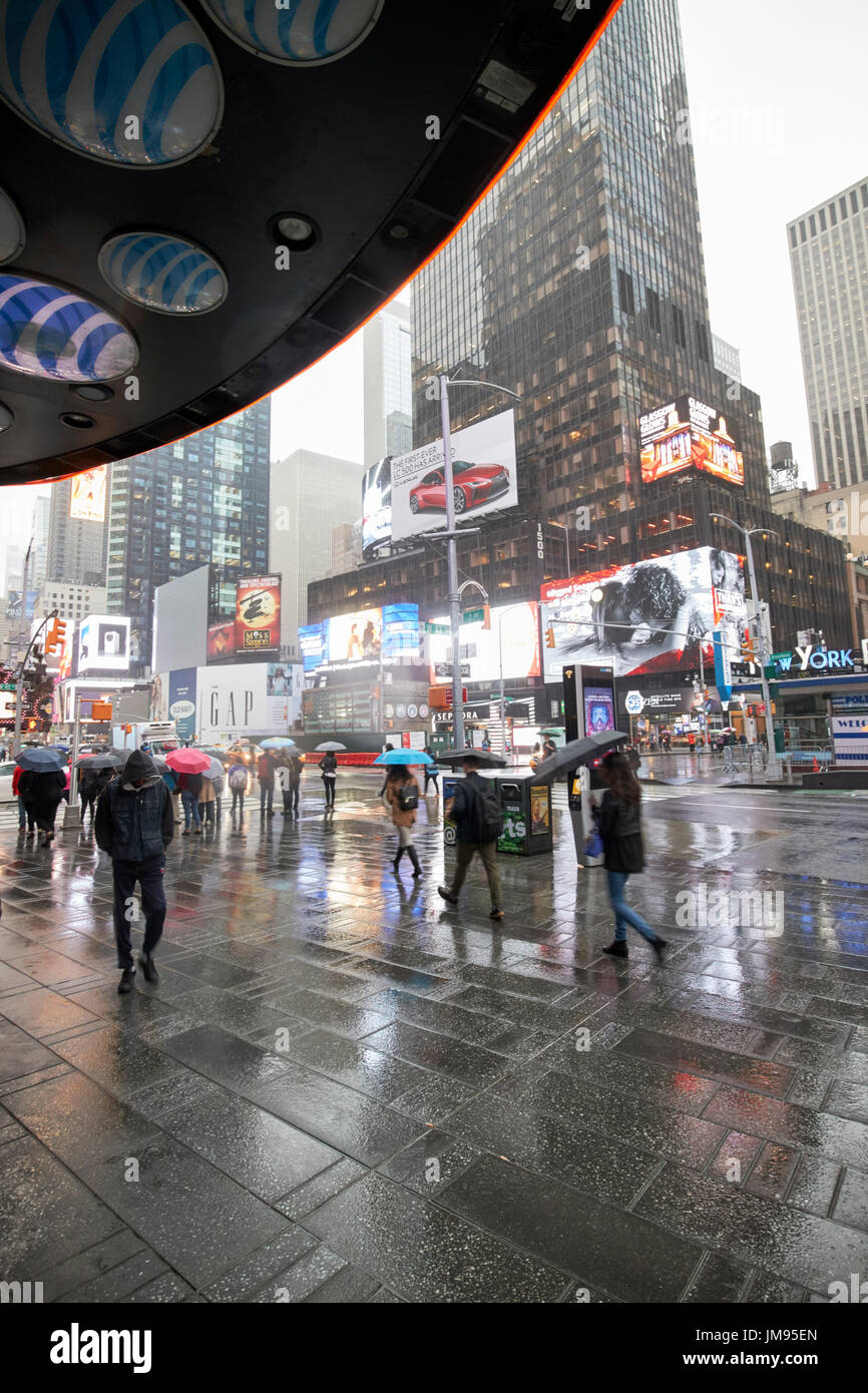 Sous l'auvent permanent regarder les gens marcher passé sous la pluie New York USA Banque D'Images