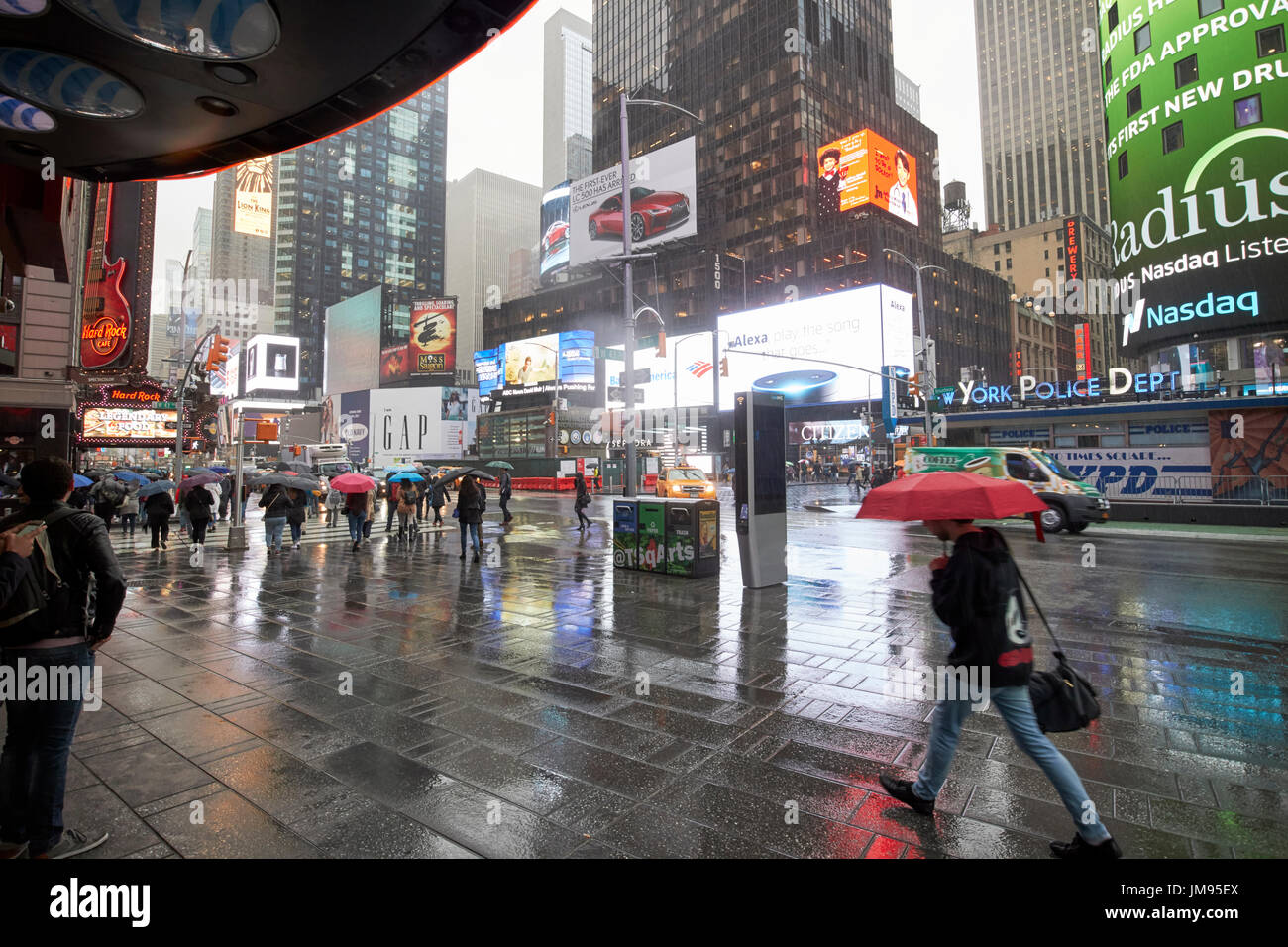 Sous l'auvent permanent regarder les gens marcher passé sous la pluie New York USA Banque D'Images