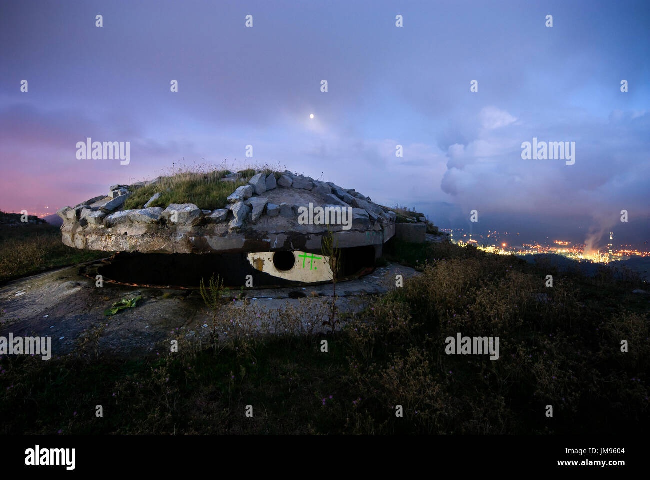 Situé dans le bunker Lucero peak. Au cours de la guerre civile espagnole, le gouvernement basque a construit une ligne de défense, similaire à la ligne Maginot en France, appelé la ceinture de fer, construit en septembre 1936, il devait protéger de Bilbao une éventuelle invasion de troupes de Franco. Le complexe d'artillerie dépeint, a été créée principalement pour être utilisé comme un complexe de défense maritime pour éviter l'entrée des forces de l'ennemi par mer et garder le port de Bilbao. Banque D'Images